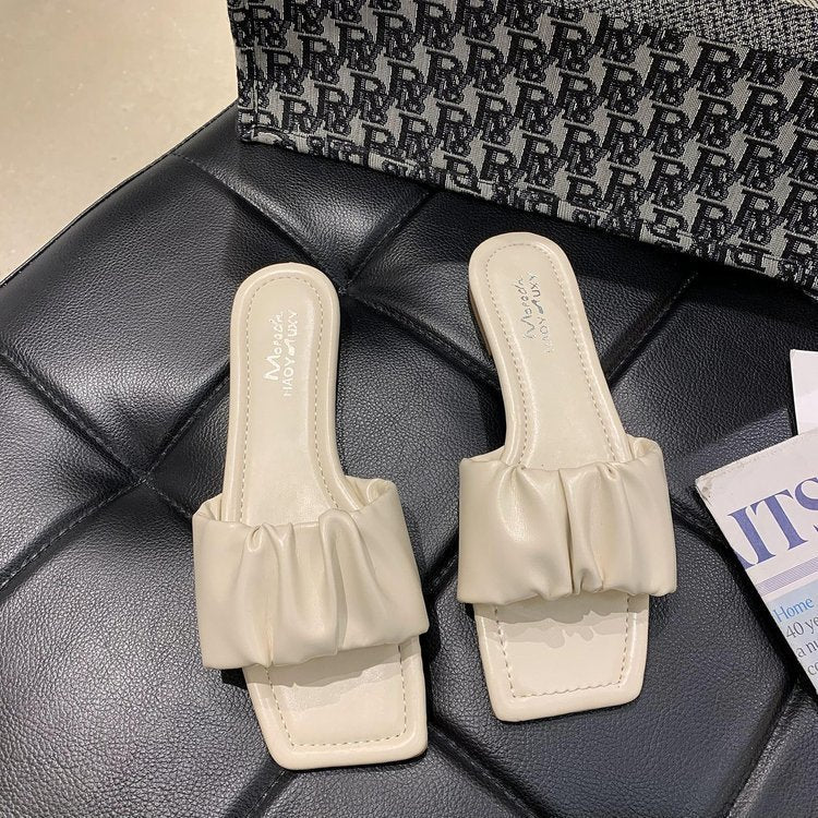 Sandales plates en cuir verni plié