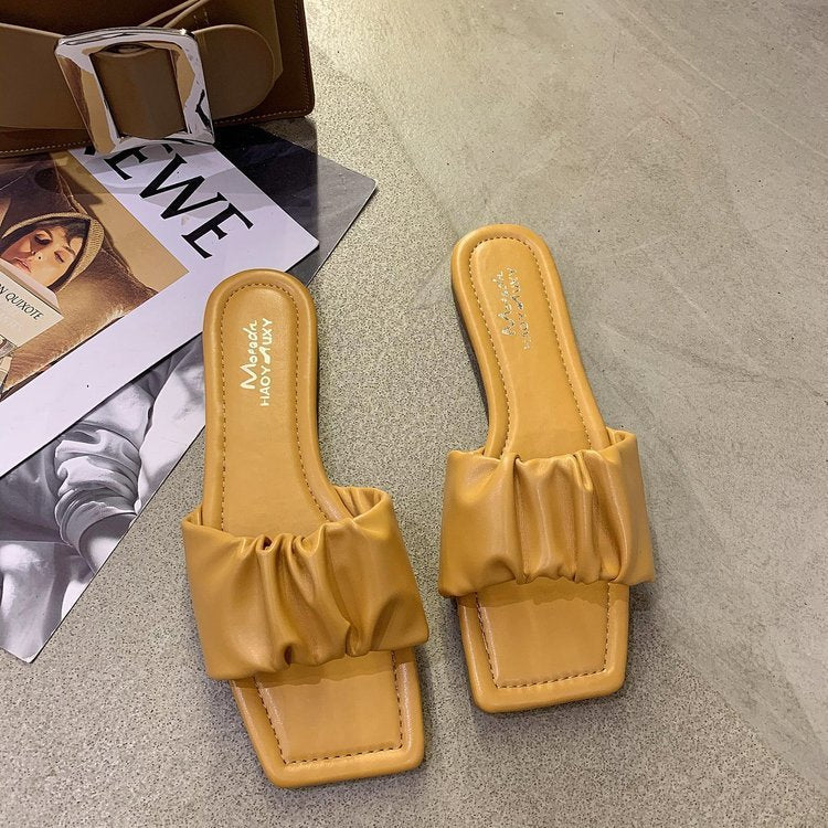 Sandales plates en cuir verni plié